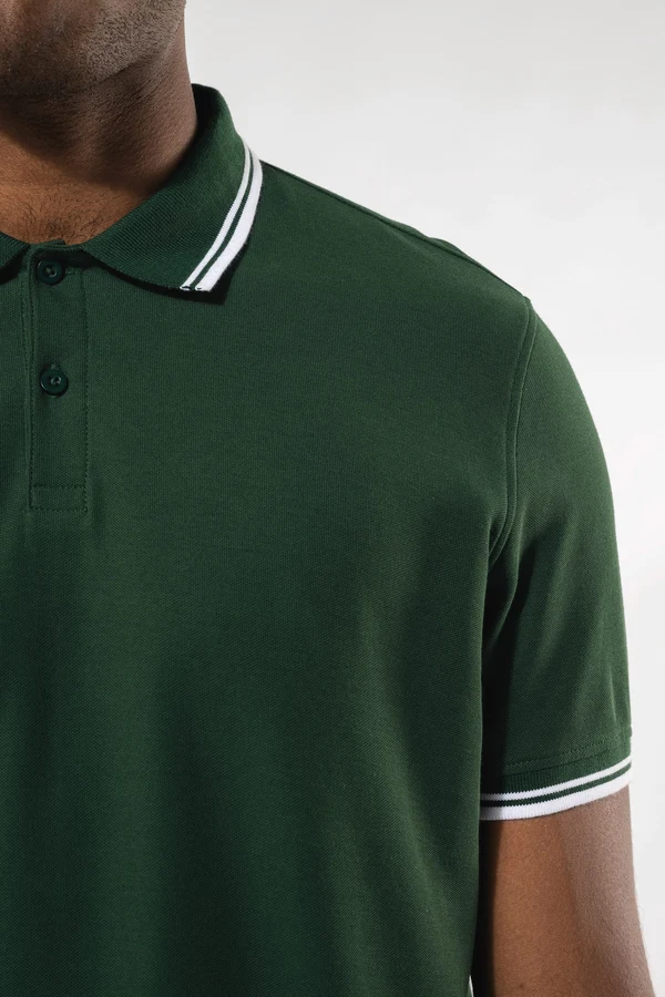 Herren Poloshirt mit kurzen Ärmeln und kontrastfarbenen Paspeln