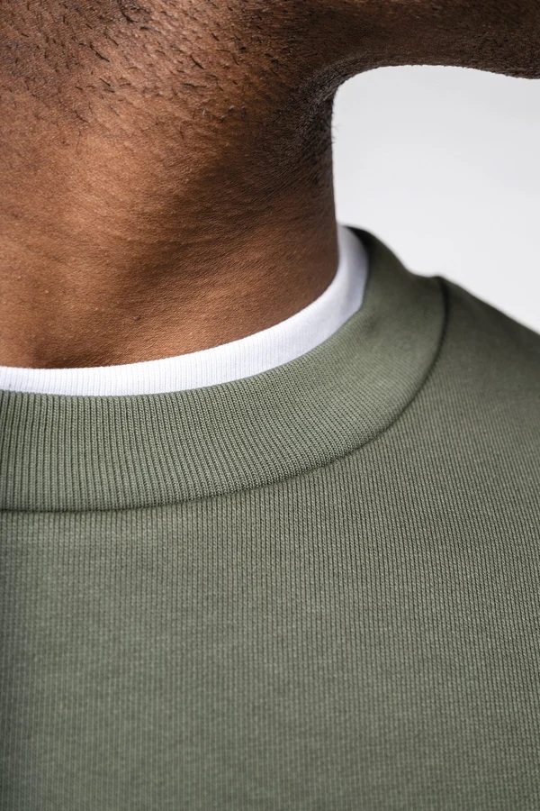 Umweltfreundliches Unisex Sweatshirt mit Rundhalsausschnitt und hängenden Schultern aus gebürstetem Molton