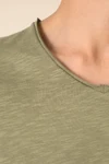 Umweltfreundliches T-Shirt mit Slubkragen und überschnittenen Schultern für Herren