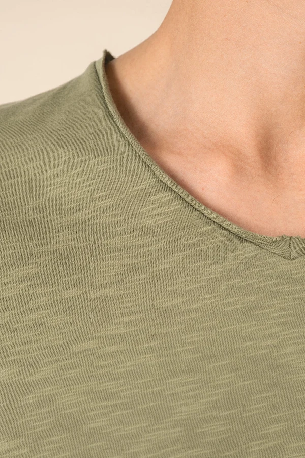 Umweltfreundliches T-Shirt mit Slubkragen und überschnittenen Schultern für Herren