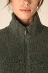 Unisex-Sweatshirt aus Sherpa mit Reißverschluss und überschnittenen Schultern