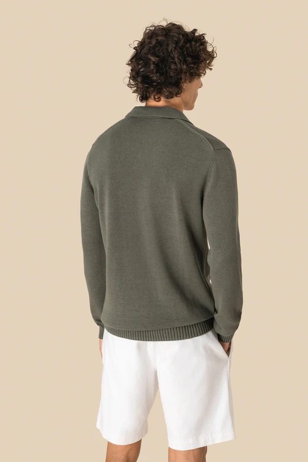 Herrenpullover mit Polokragen