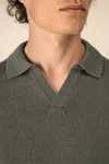 Herrenpullover mit Polokragen