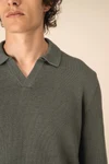 Herrenpullover mit Polokragen