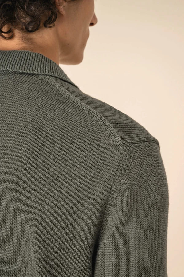 Herrenpullover mit Polokragen