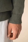 Herrenpullover mit Polokragen