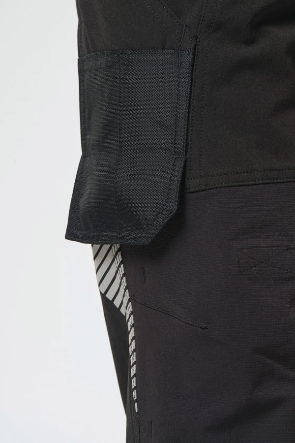 Recycelte Stretchhose mit mehreren Taschen