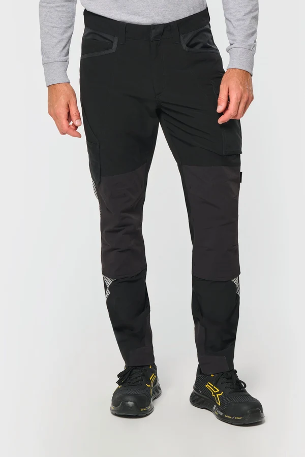 Leichte Stretchhose mit mehreren Taschen aus recyceltem Material
