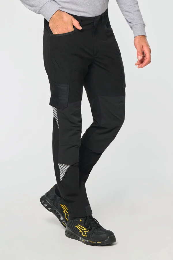 Leichte Stretchhose mit mehreren Taschen aus recyceltem Material
