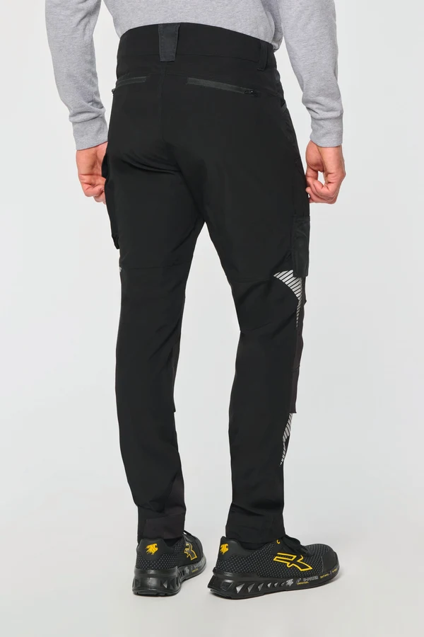 Leichte Stretchhose mit mehreren Taschen aus recyceltem Material