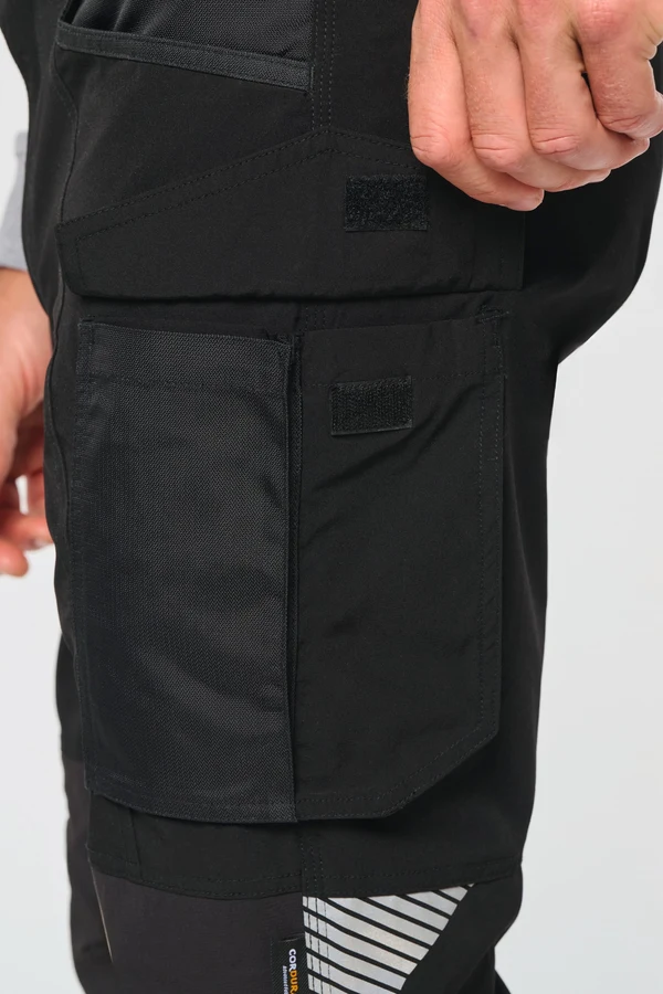 Leichte Stretchhose mit mehreren Taschen aus recyceltem Material