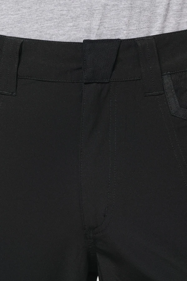 Leichte Stretchhose mit mehreren Taschen aus recyceltem Material