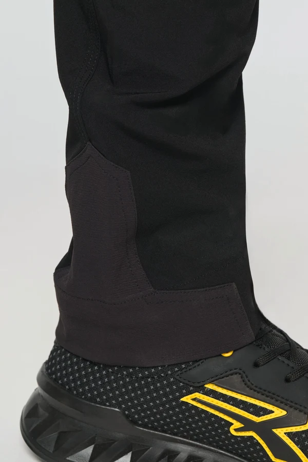 Leichte Stretchhose mit mehreren Taschen aus recyceltem Material
