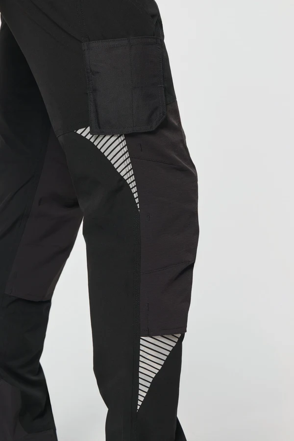 Leichte Stretchhose mit mehreren Taschen aus recyceltem Material