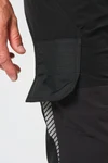 Leichte Stretchhose mit mehreren Taschen aus recyceltem Material